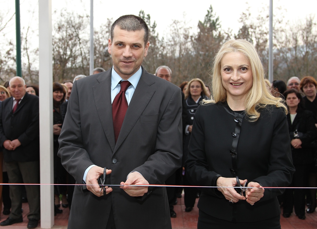 Председателят на ДКСИ Цвета Маркова и главният секретар на МВР - главен комисар Калин Георгиев откриха новия Учебен център на Държавната комисия по сигурността на информацията в гр. Банкя, 17 ноември 2010 г.