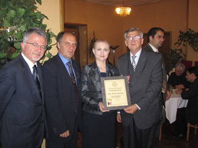 Президентът на АФСЕА Секция „София“ доктор Симеон Краликов връчва сертификат за почетно членство към АFСЕА International на председателя на ДКСИ госпожа Цвета Маркова, като признание за приноса на ДКСИ в работата на асоциацията, 18 май 2011 г., София