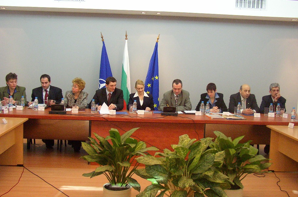 Семинар за обучение на служителите по сигурността на информацията от Народното събрание, Министерския съвет и министерствата, февруари 2004 г.