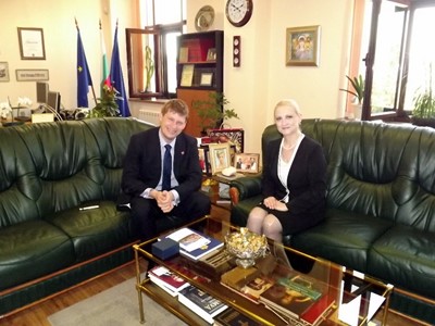 Working meeting between the Chairperson of the State Commission on Information Security Mrs. Tsveta Markova and the Ambassador Extraordinary and Plenipotentiary of the United Kingdom H. E. Mr. Jonathan Allen, 4 July 2012, Sofia