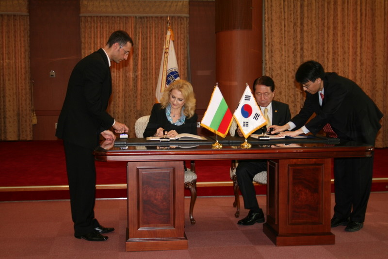 Signing of Agreement between the Government of the Republic of Bulgaria and the Government of the Republic of Korea on exchange and protection of military classified information, 27 October 2009, Seoul