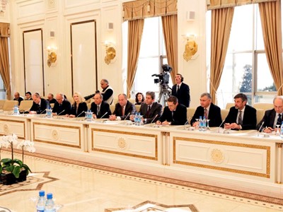 Подписване на Споразумение между Правителството на Република България и Правителството на Азербайджанската република за взаимна защита и обмен на класифицирана информация  от г-жа Цвета Маркова – председател на ДКСИ и генерал-лейтенант Елдар Ахмед Махмудов – министър на националната сигурност и в присъствието на г-н Георги Първанов – Президент на Република България и г-н Илхам Алиев – Президент на Азербайджанската република, 14 ноември 2011 г., Баку